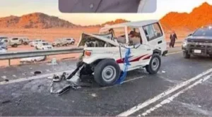 المركبة المتضررة في حادث أبو مرداع — صورة أولية تظهر تحطم الجزء الامامي